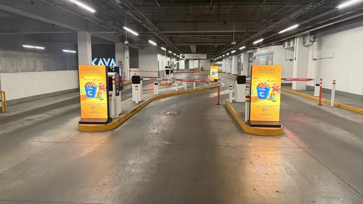 Pantallas DOOH en acceso de estacionamiento
