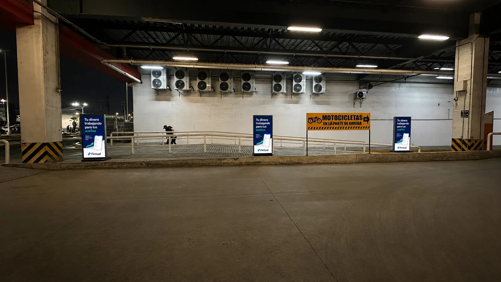 Pantallas DOOH en Multiplaza Aragón